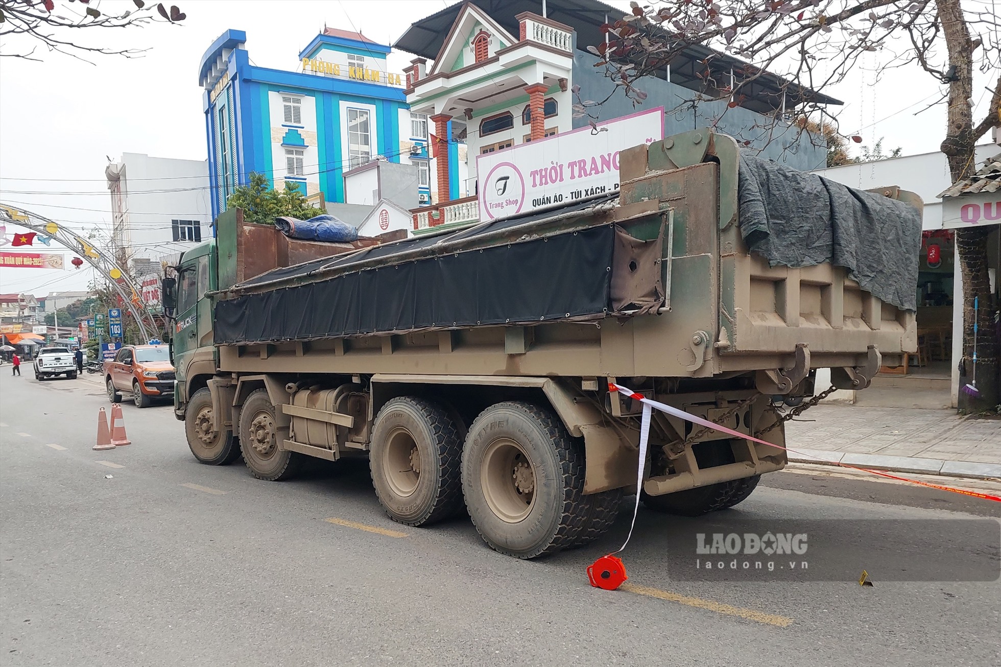 Chiếc xe chở đá tại hiện trường. Ảnh: Tô Công.