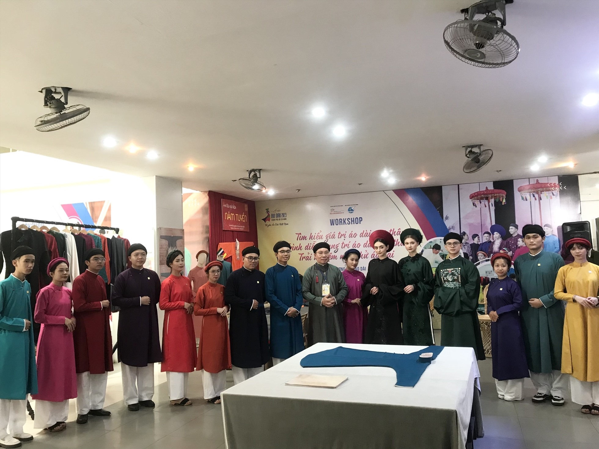 Workshop “Tìm hiểu giá trị áo dài ngũ thân - Trình diễn trang trí áo dài ngũ thân - trải nghiệm mặc thử áo dài” do Thương hiệu áo dài Năm Tuyền  hướng dẫn.