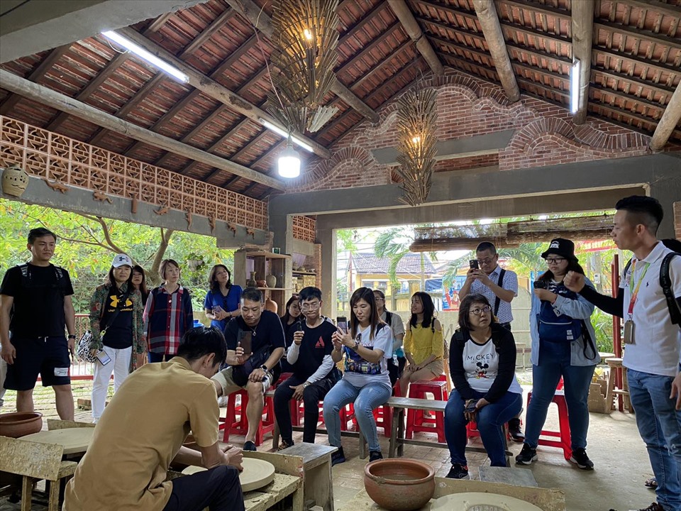 Đa dạng các hoạt động trải nghiệm tại công viên đất nung. Ảnh: Nguyễn Linh