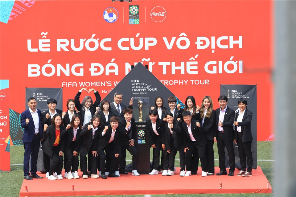 Các thành viên đội tuyển nữ Việt Nam chụp ảnh lưu niệm cùng cúp vàng. Nếu vô địch World Cup 2023, đội tuyển nữ sẽ được giữ lại chiếc cúp danh gia này (thay vì mang về một phiên bản khác nhuw World Cup nam)