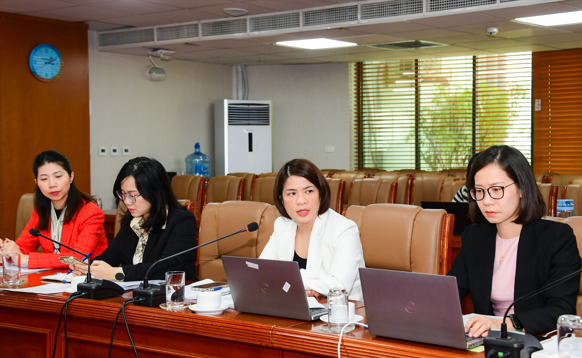 Bà Phạm Thị Thanh Hoài - Thành viên HĐQT (áo trắng, ở giữa) cập nhật kết quả kinh doanh tích cực của VietinBank tại Hội nghị. Ảnh: VietinBank