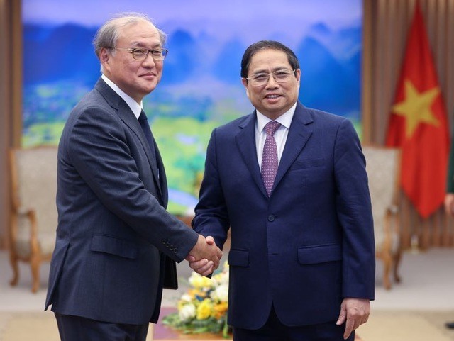 Thủ tướng Phạm Minh Chính và Tổng Thư ký Ban An ninh quốc gia Nhật Bản Akiba Takeo. Ảnh: VGP