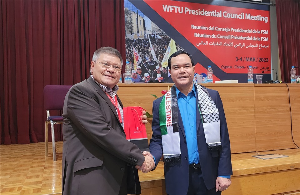 Chủ tịch Tổng Liên đoàn Lao động Việt Nam Nguyễn Đình Khang và Tổng Thư ký WFTU Pambis Kyritsis. Ảnh: Ban Đối ngoại