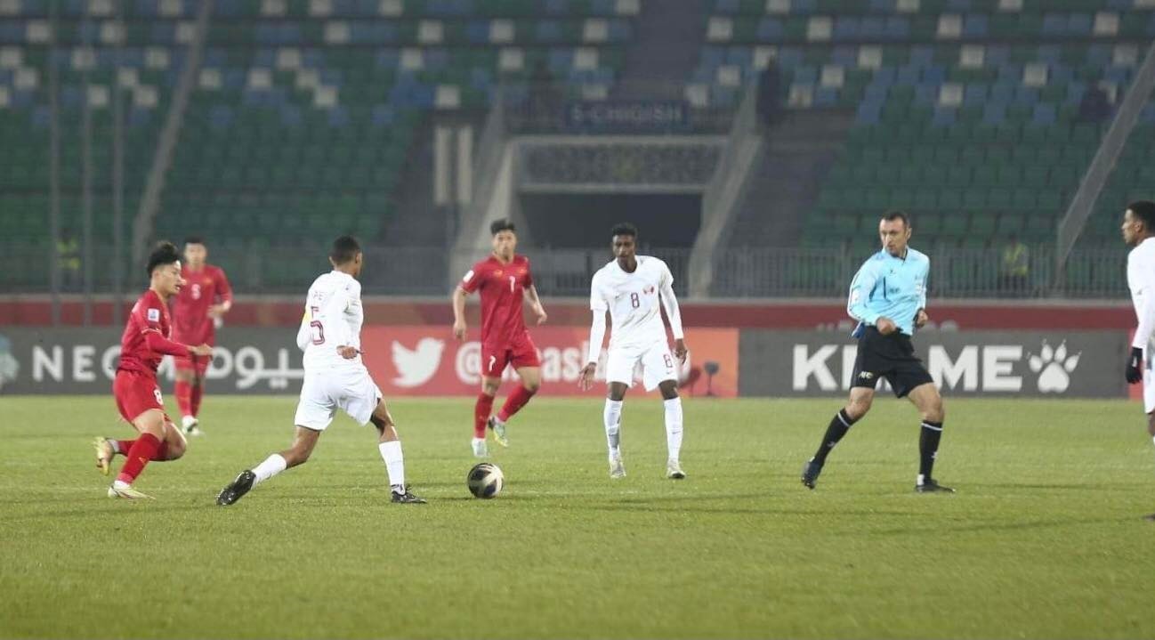 U20 Qatar nắm quyền kiểm soát bóng vượt trội so với U20 Việt Nam. Ảnh: VFF