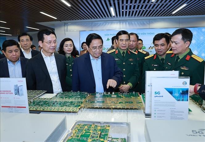 Thủ tướng Phạm Minh Chính thăm quan sản phẩm ứng dụng công nghệ cao của Viettel. Ảnh: Dương Giang/TTXVN