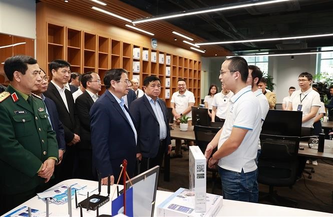 Thủ tướng Phạm Minh Chính thăm các đơn vị nghiên cứu, sản xuất trong Trung tâm Đổi mới sáng tạo Quốc gia (NIC). Ảnh: Dương Giang/TTXVN