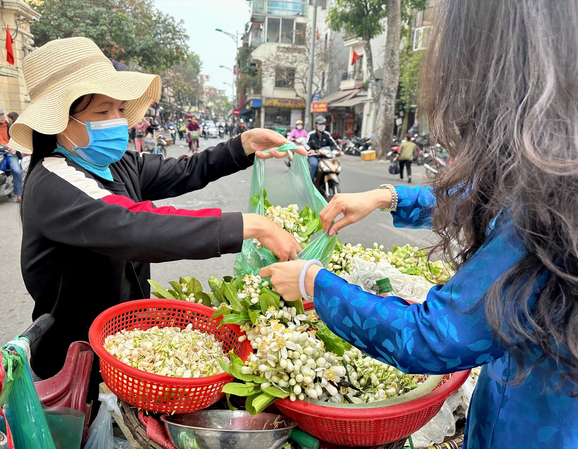 Chị Tý thường đứng bán hoa ở khu vực chợ Đồng Xuân từ sáng sớm. Ảnh: Cam Ly