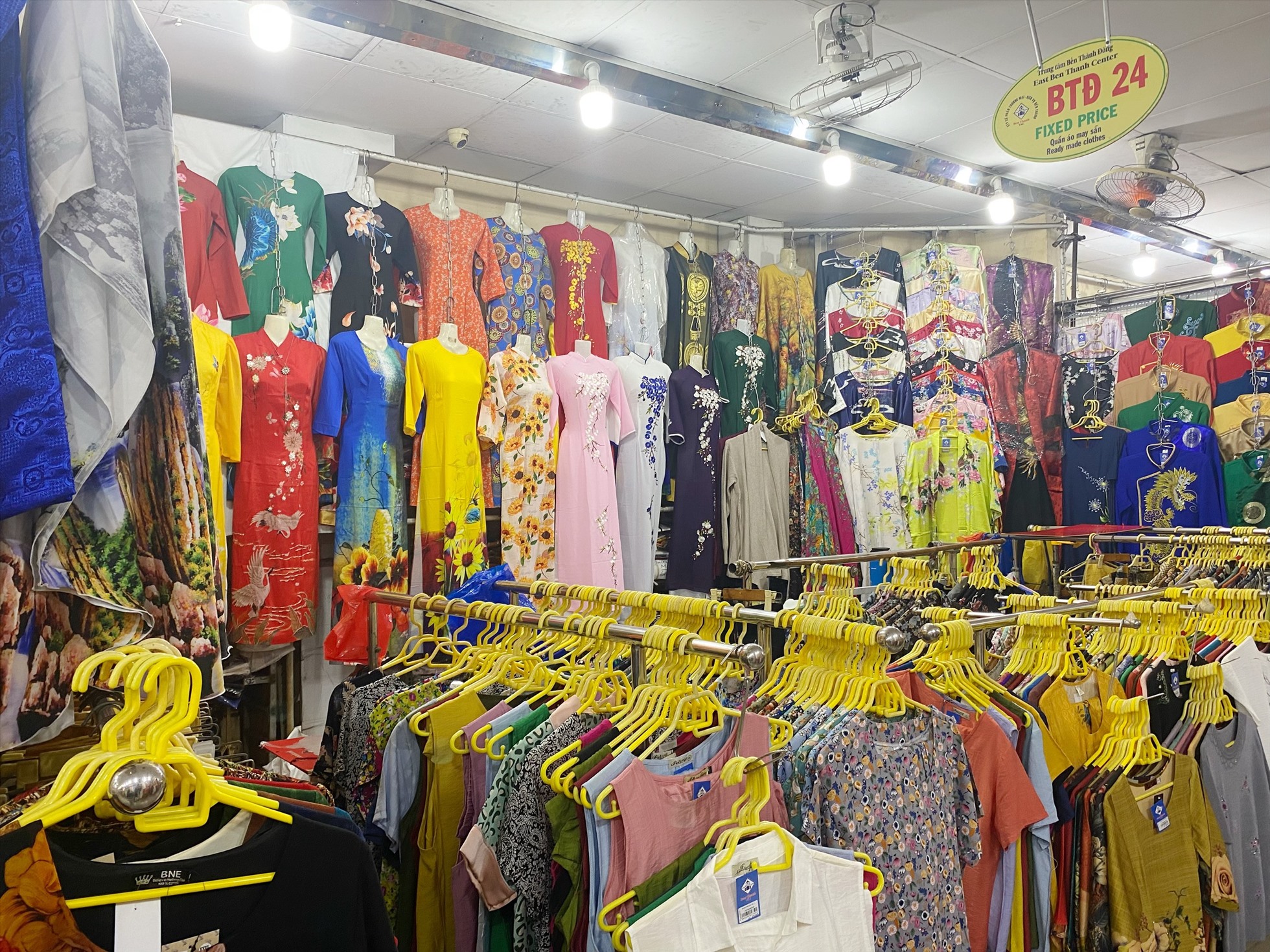 Cửa hàng áo dài tại chợ Bến Thành với đa dạng mẫu