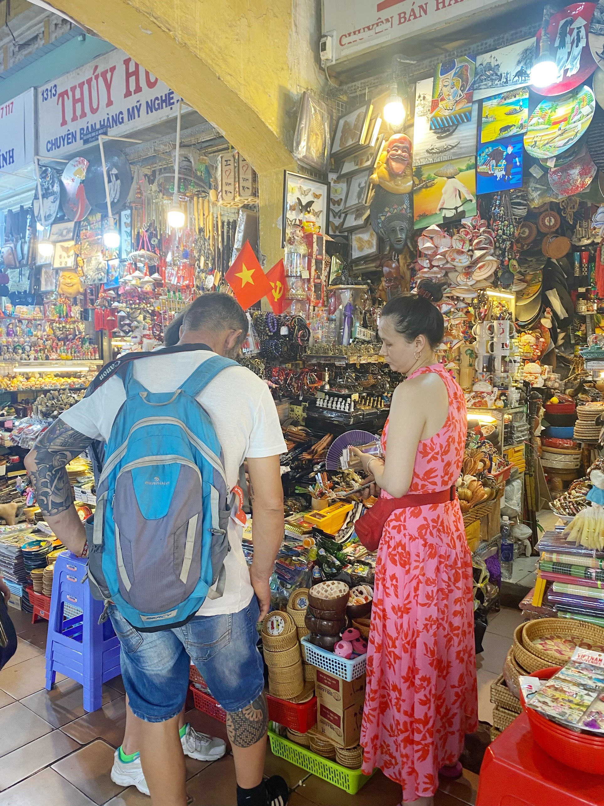 Du khách nước ngoài thường lựa chọn những món đồ lưu niệm có nét đặc trưng của người Việt. Cát Tiên