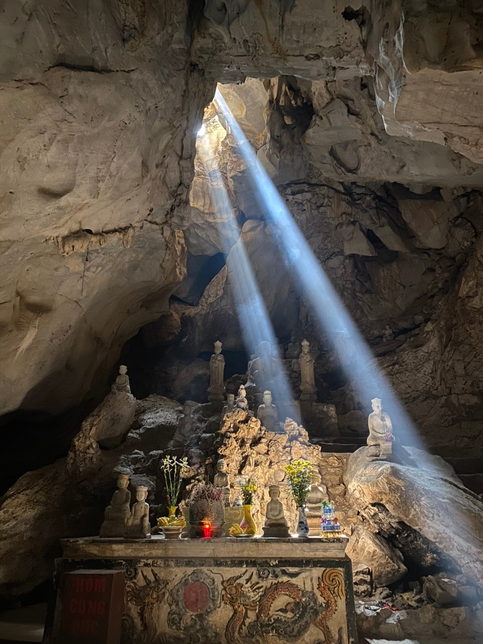 Chùa Hang trong động Long Tiên.