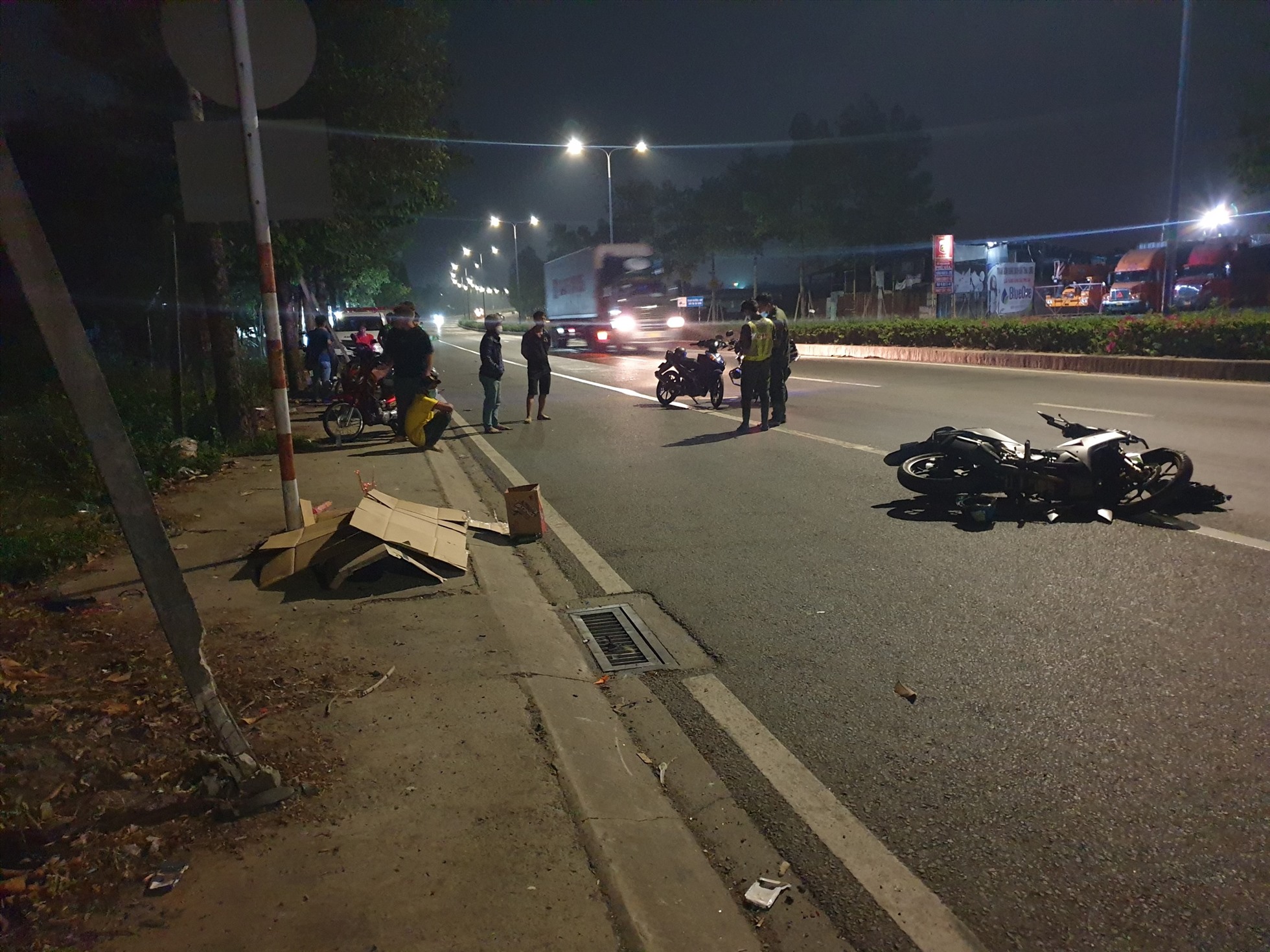 Vụ tai nạn chết người trên đường Mỹ Phước Tân Vạn đoạn qua phường Phú Hòa, thành phố Thủ Dầu Một. Ảnh: Đình Trọng