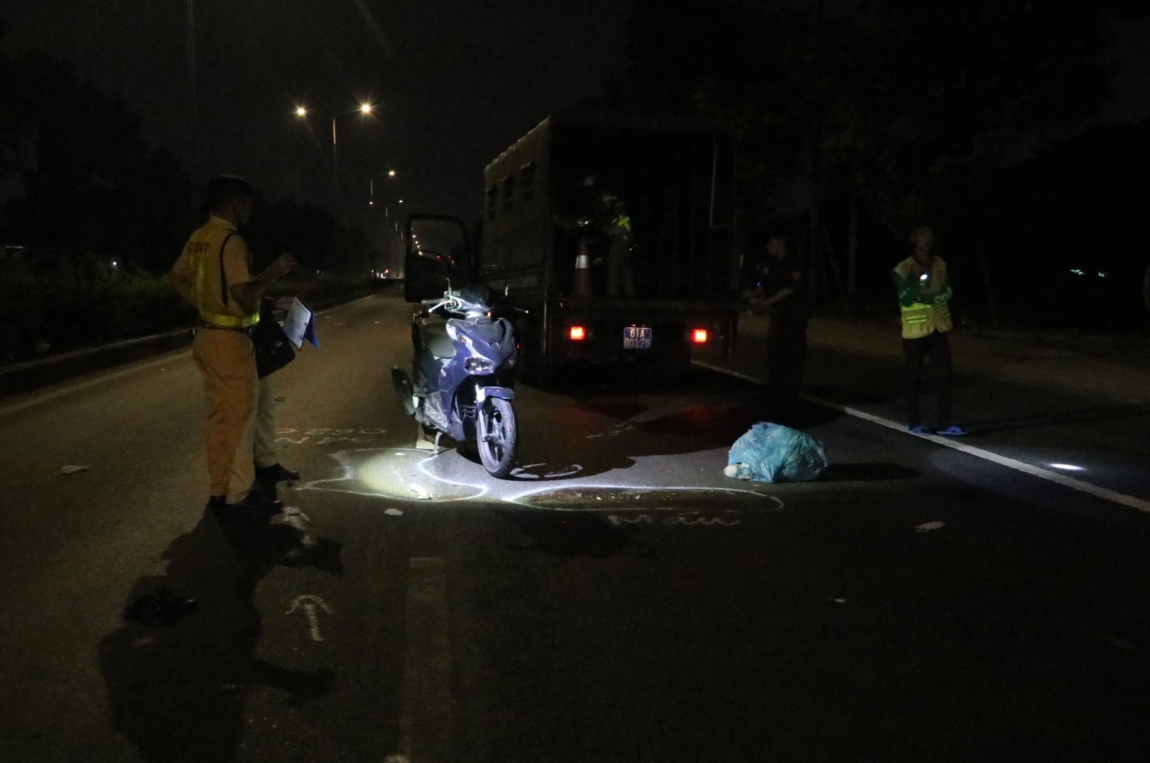 Hiện trường vụ tai nạn ở phường Thuận Giao, thành phố Thuận An. Ảnh: Đình Trọng