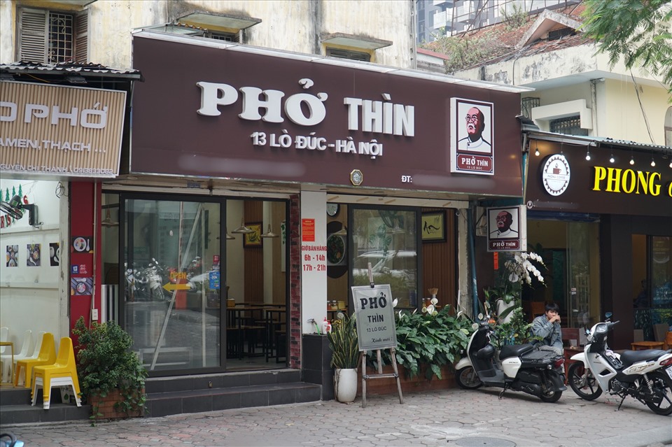Những năm gần đây, trên địa bàn thành phố Hà Nội, có rất nhiều quán “Phở Thìn 13 Lò Đúc” được mở ra. Trong hình là quán Phở Thìn nằm trên phố Hoàng Ngọc Phách (Đống Đa, Hà Nội).
