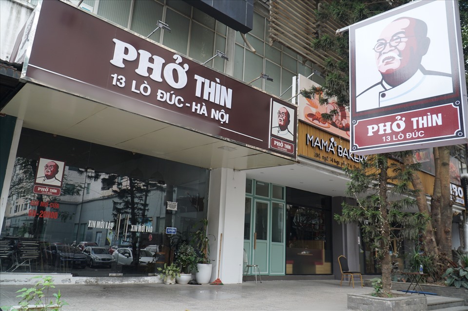 Quán Phở Thìn trên phố Nguyễn Thị Định (Cầu Giấy, Hà Nội) này có biển hiệu đặc trưng, hình ảnh logo thương hiệu cũng giống như quán Phở Thìn chính gốc ở phố Lò Đúc. Tuy nhiên, hương vị của món ăn lại được biến tấu đi.
