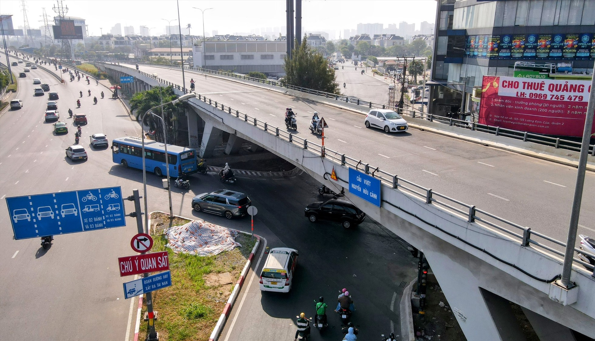 Trước đó, sáng 27/2, đơn vị kiểm định đã cho thử tải lần cuối với tải trọng cao nhất đạt 180 tấn tại vị trí gặp sự cố của cầu vượt Nguyễn Hữu Cảnh để làm cơ sở cho ô tô di chuyển qua cầu.