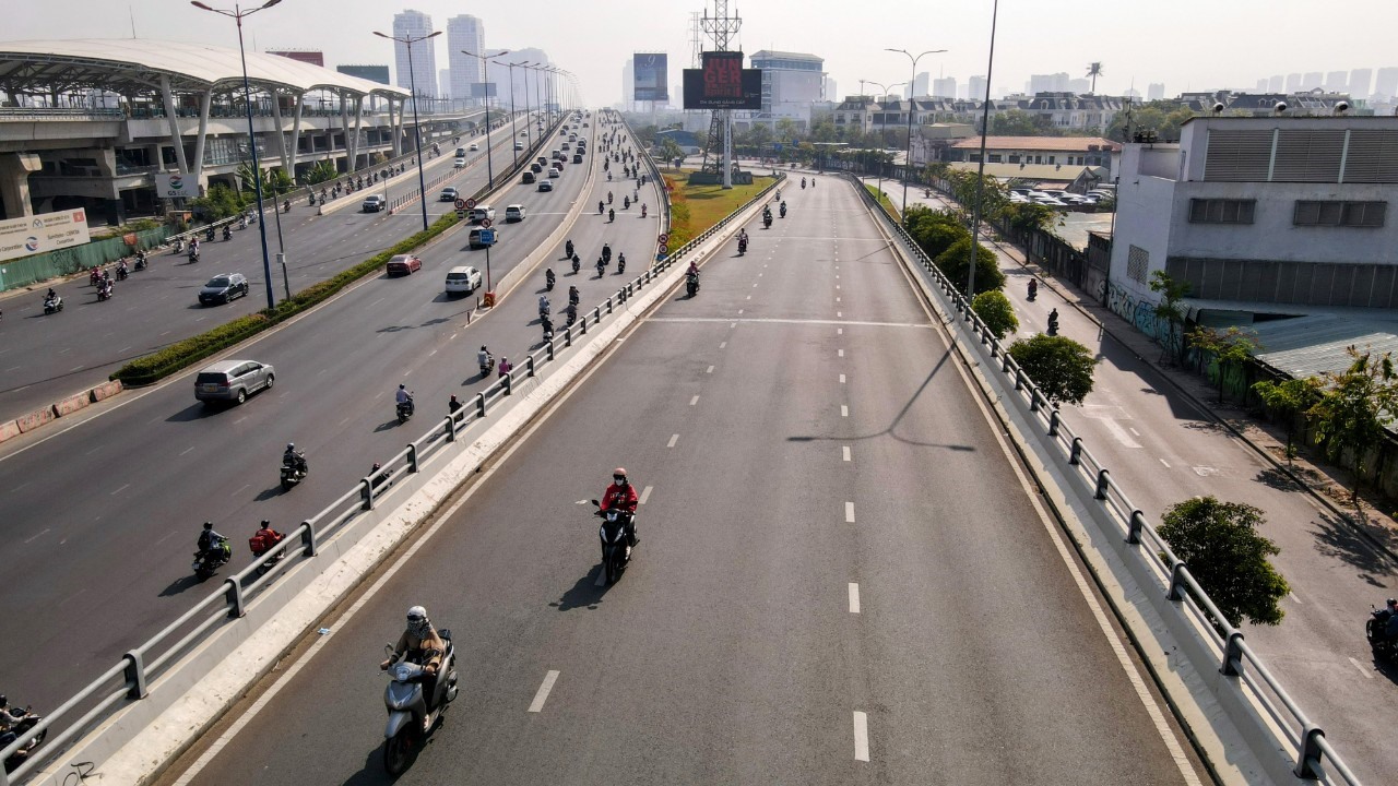 Trước đó, ngày 31.12, xe máy đã được phép đi lại trên cầu vượt Nguyễn Hữu Cảnh (quận Bình Thạnh, TPHCM) để giảm tải áp lực 1 phần cho các tuyến đường xung quanh.