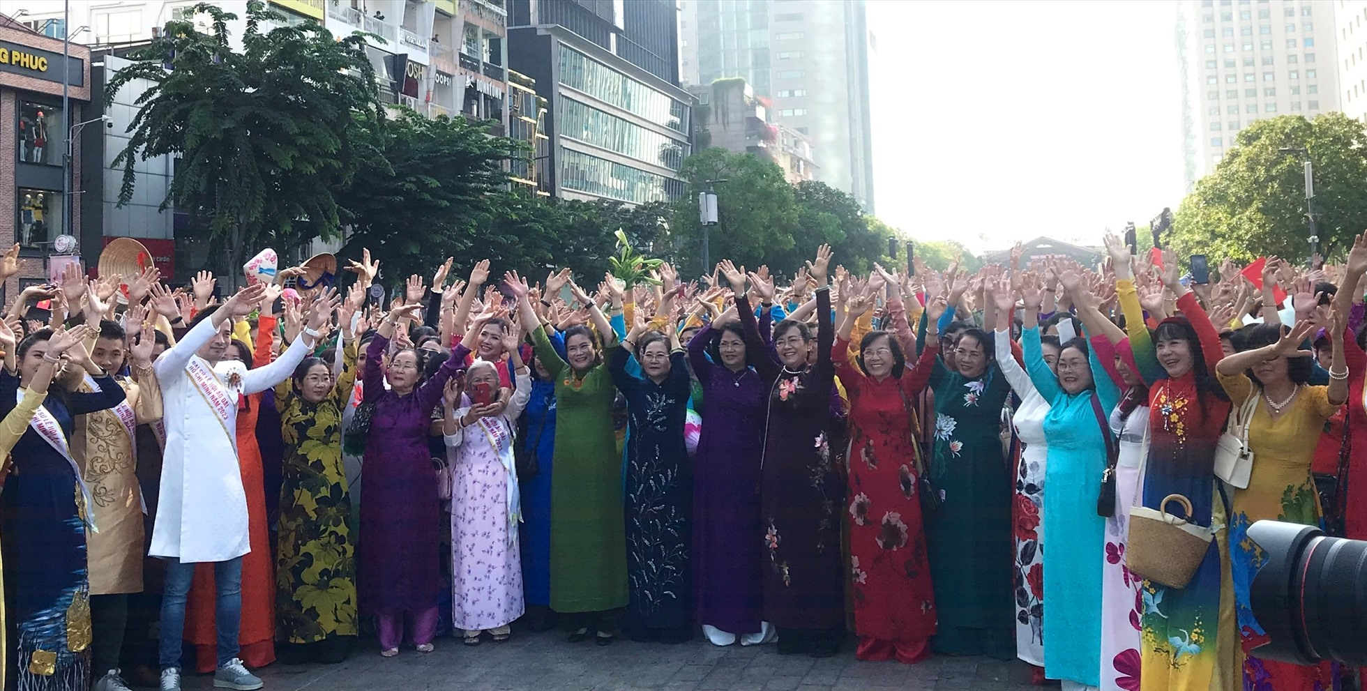 Áo dài với đầy đủ kiểu dáng và màu sắc xinh đẹp.