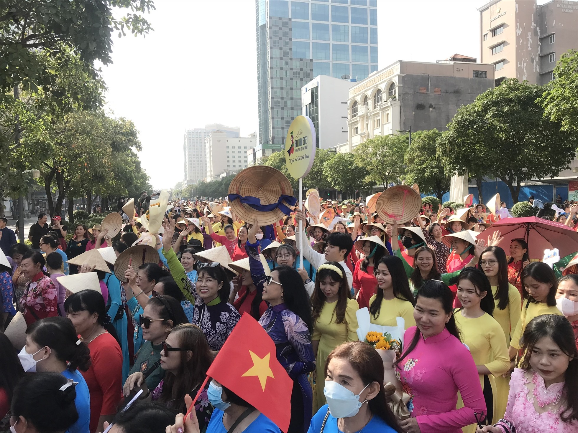 Các chị em phụ nữ khoe sắc trong tà áo dài với đầy đủ kiểu dáng và màu sắc xinh đẹp.