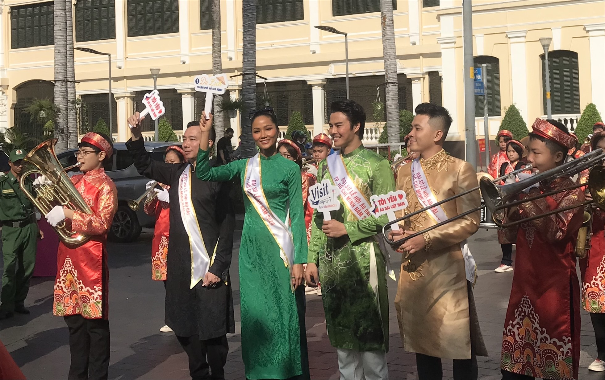 Hoa hậu H'Hen Niê và các đại sứ khác của Lễ hội áo dài lần thứ 9.