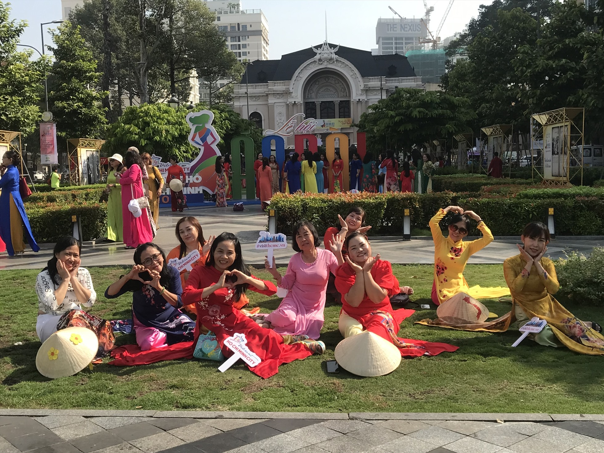 Vẻ đẹp áo dài khi được các chị, các mẹ diện.