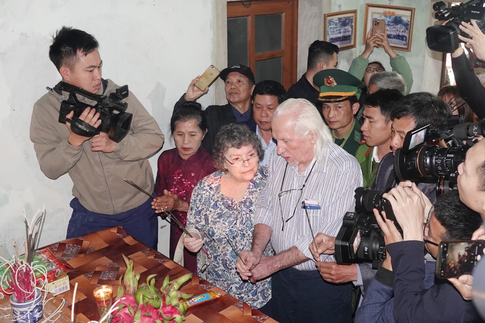 Vợ chồng cựu binh Mỹ thắp hương cho liệt sĩ Cao Xuân Tuất tại nhà ông Mỳ. Ảnh: Trần Tuấn.
