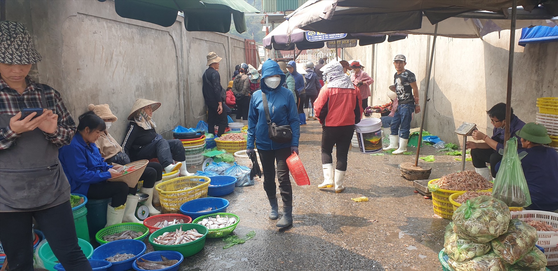 Khu chợ hải sản tự phát ngay bên bờ vịnh Hạ Long. Ảnh: Nguyễn Hùng