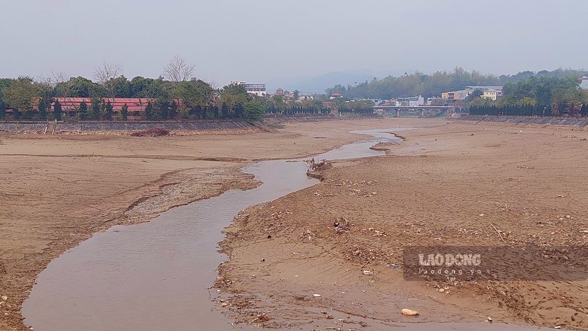Sông Nậm Rốm bắt nguồn từ dãy Pú Huổi Luông (theo tiếng Thái, nghĩa là núi suối to) ở độ cao hơn 2.100 mét so với mực nước biển thuộc xã Nà Tấu, TP. Điện Biên Phủ.