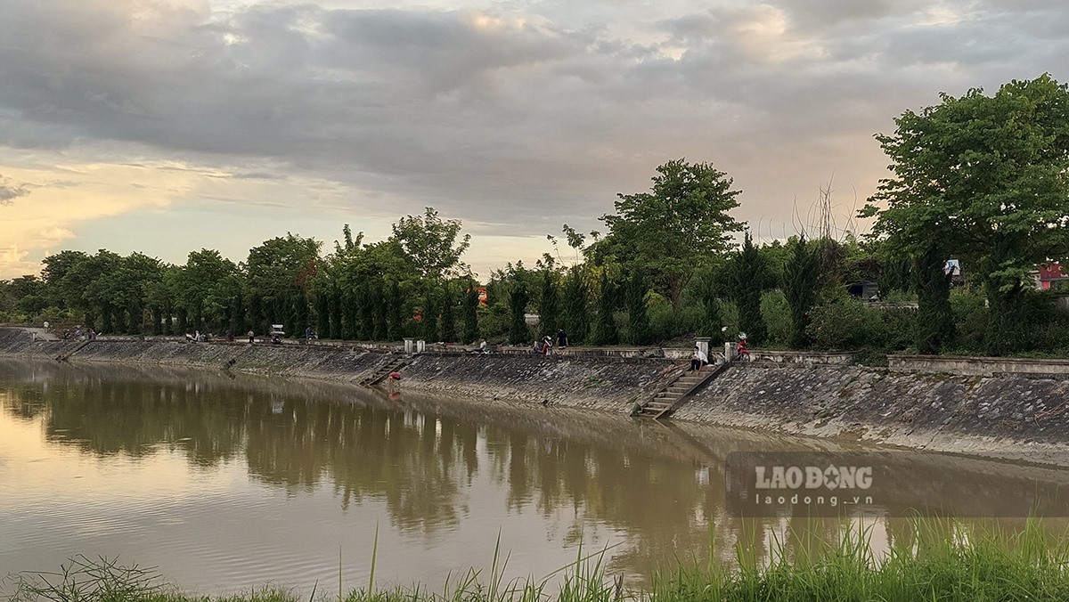 Sau khi ngăn đập, một đoạn sông ở khu vực trung tâm TP Điện Biên Phủ nước đã dâng lên tạo thành một hồ nhỏ.
