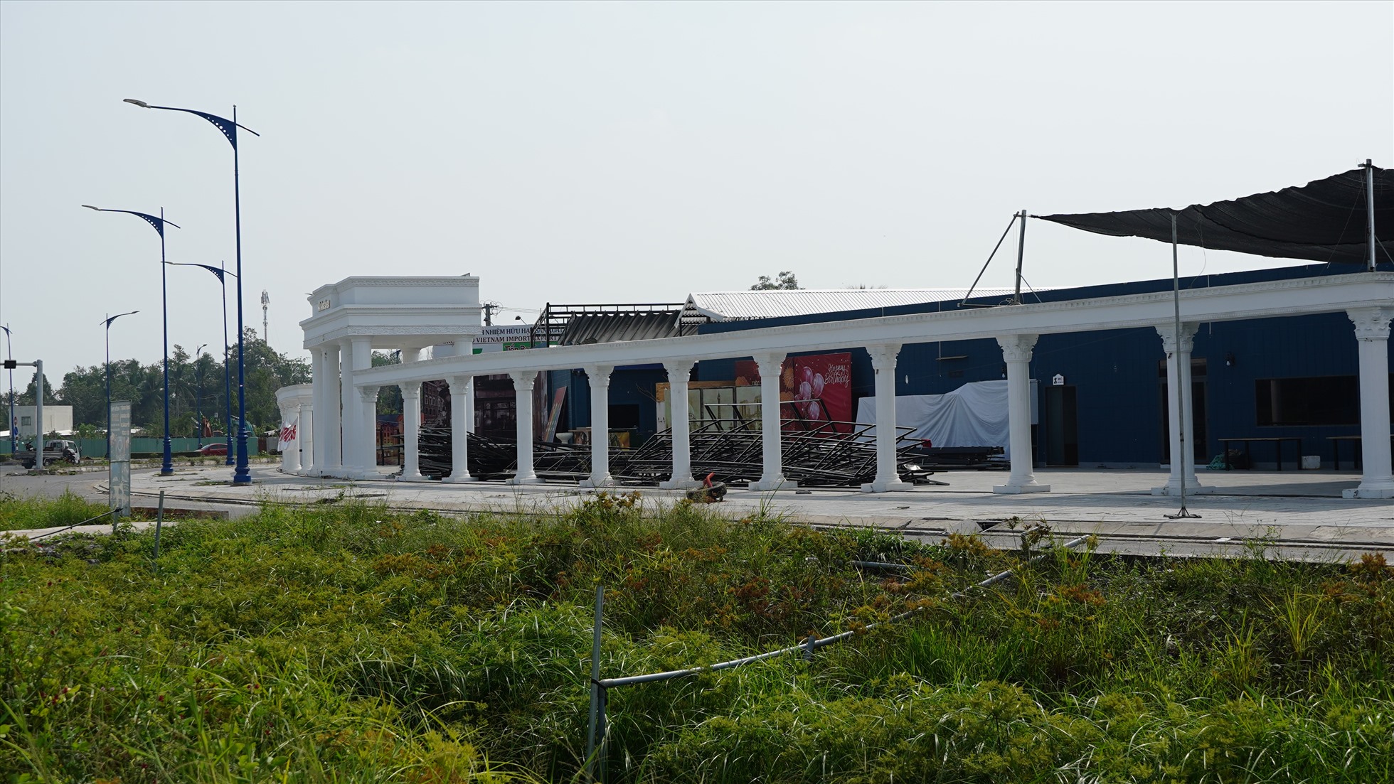 Ghi nhận của Lao Động sáng 5.3, công trình Nhà hàng Sân Bay đã được tháo dỡ phần nóc và nhiều hạng mục khác.