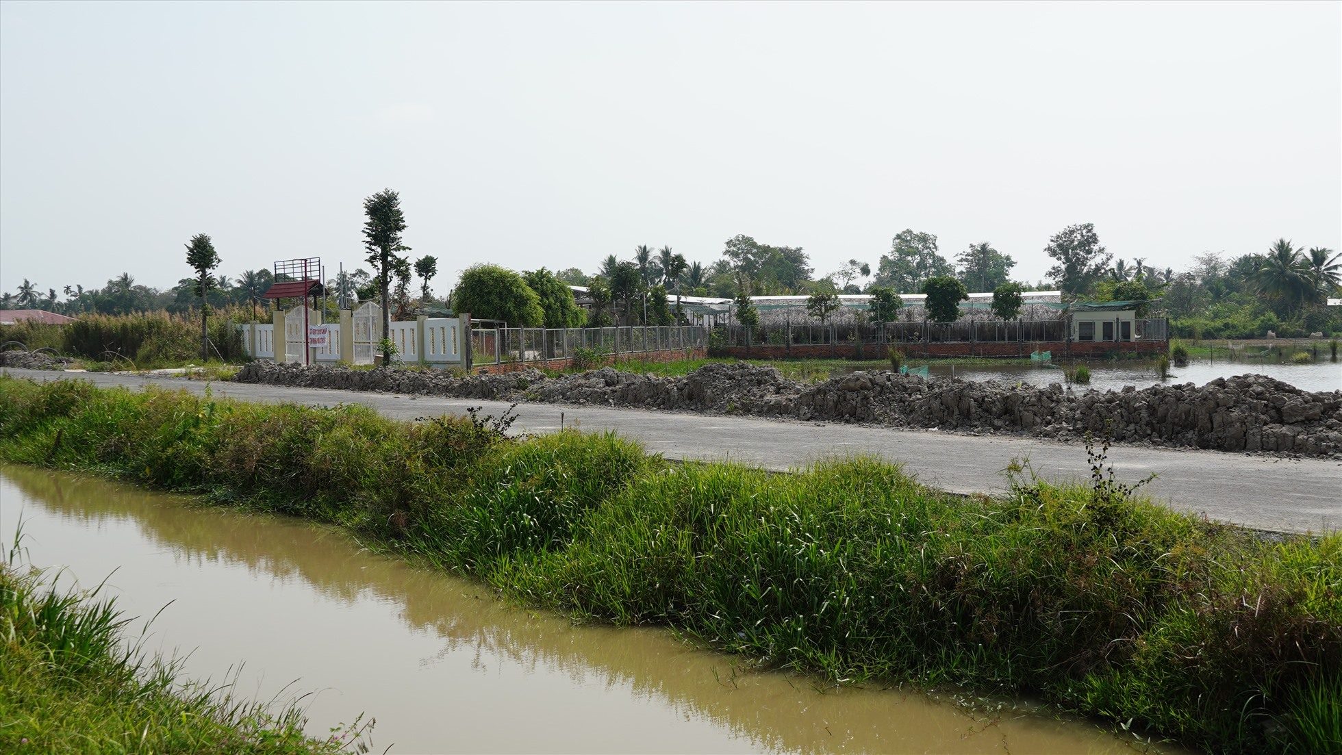 Cũng thuộc quận Bình Thủy, quán Ẩm thực đồng quê MeKong cũng được phát hiện xây dựng trên đất lúa.