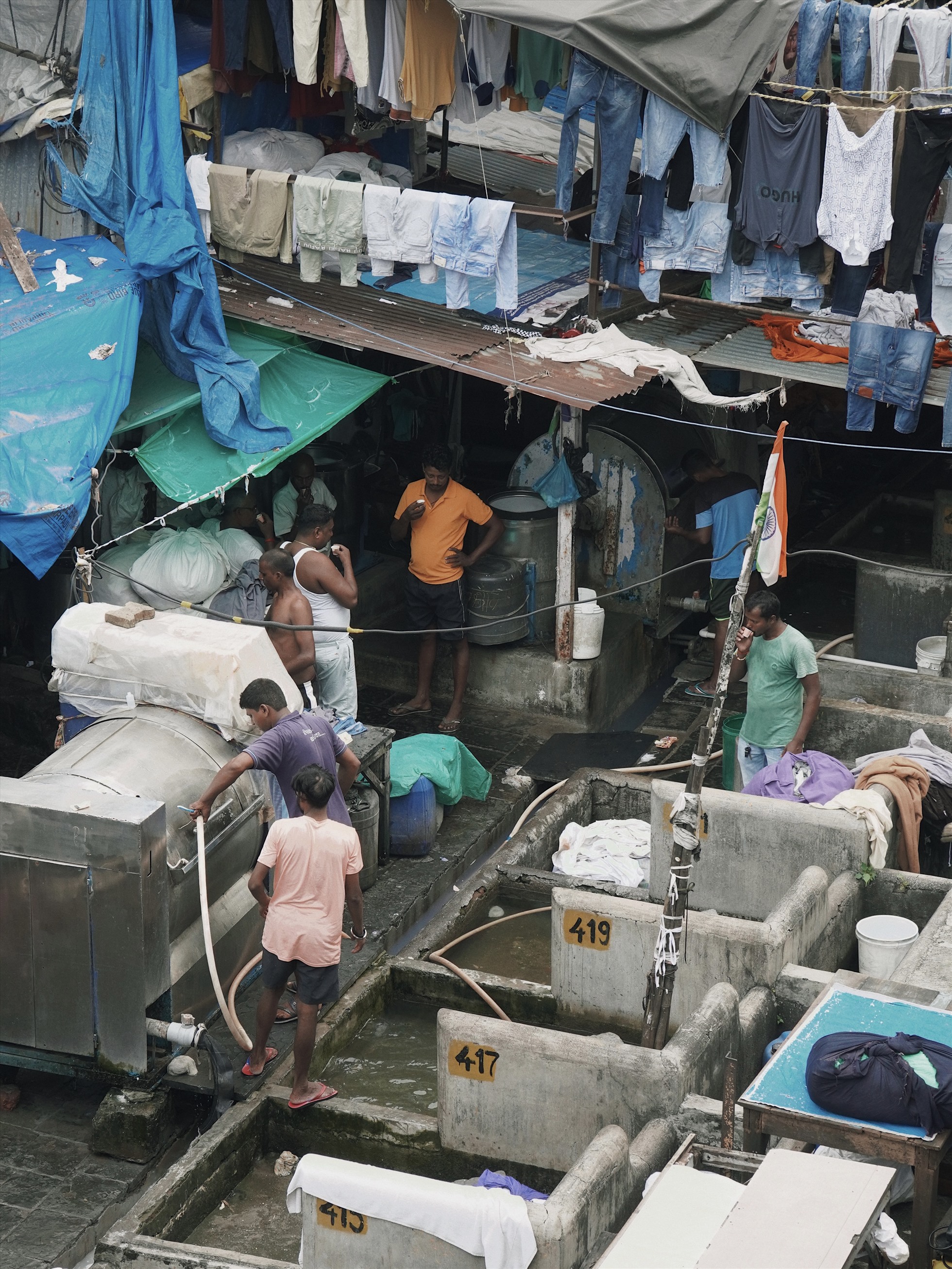 Blogger này biết đến Dhobi Ghat qua hai bộ phim mang tên Dhobi Ghat và Slumdog Millionaire (Triệu phú khu ổ chuột). “Mặc cho những lời khuyên ngăn của mọi người rằng khu này đáng sợ và nguy hiểm lắm, bỏ qua cả những tin tức không mấy tích cực mà Dương đọc được trên mạng, cả nhóm vẫn quyết định đi để xem thực hư như nào“.