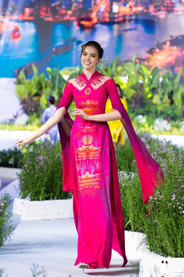 Á hậu 1 Miss Charm 2023 Annabelle Mae McDonnell có mặt tại đêm khai mạc Lễ hội Áo dài TP.HCM lần thứ 9 với vai trò đại sứ áo dài quốc tế. Người đẹp Philippines xuất hiện đầy duyên dáng, cuốn hút khi trình diễn bộ sưu tập Ngọc viễn đông của nhà thiết kế Đỗ Trịnh Hoài Nam. Thiết kế được cô khoác lên người gây ấn tượng bởi màu nổi bật với các chi tiết thêu đính thủ công cầu kỳ.