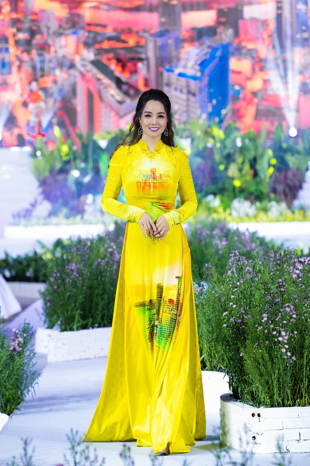 Diễn viên Mai Thu Huyền trong một thiết kế Ngọc viễn đông thể hiện vẻ đẹp của TP.HCM trên nền chất liệu nhung ánh vàng được xử lý theo phong cách mosaic.
