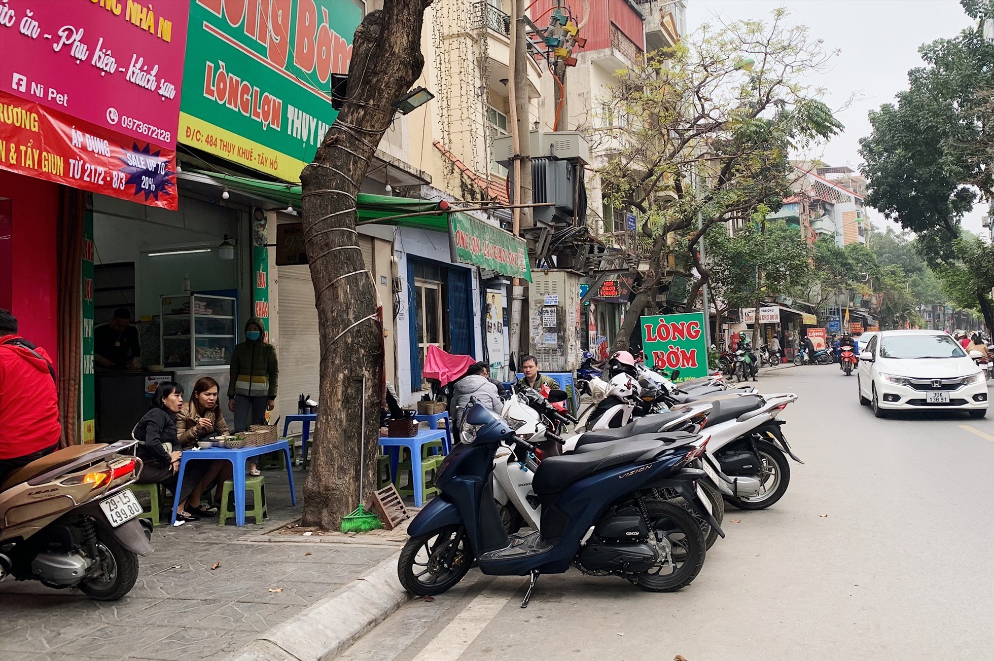 Lòng đường, vỉa hè bị các quán ăn chiếm trên phố Thụy Khuê, quận Tây Hồ. Ảnh: Phạm Đông