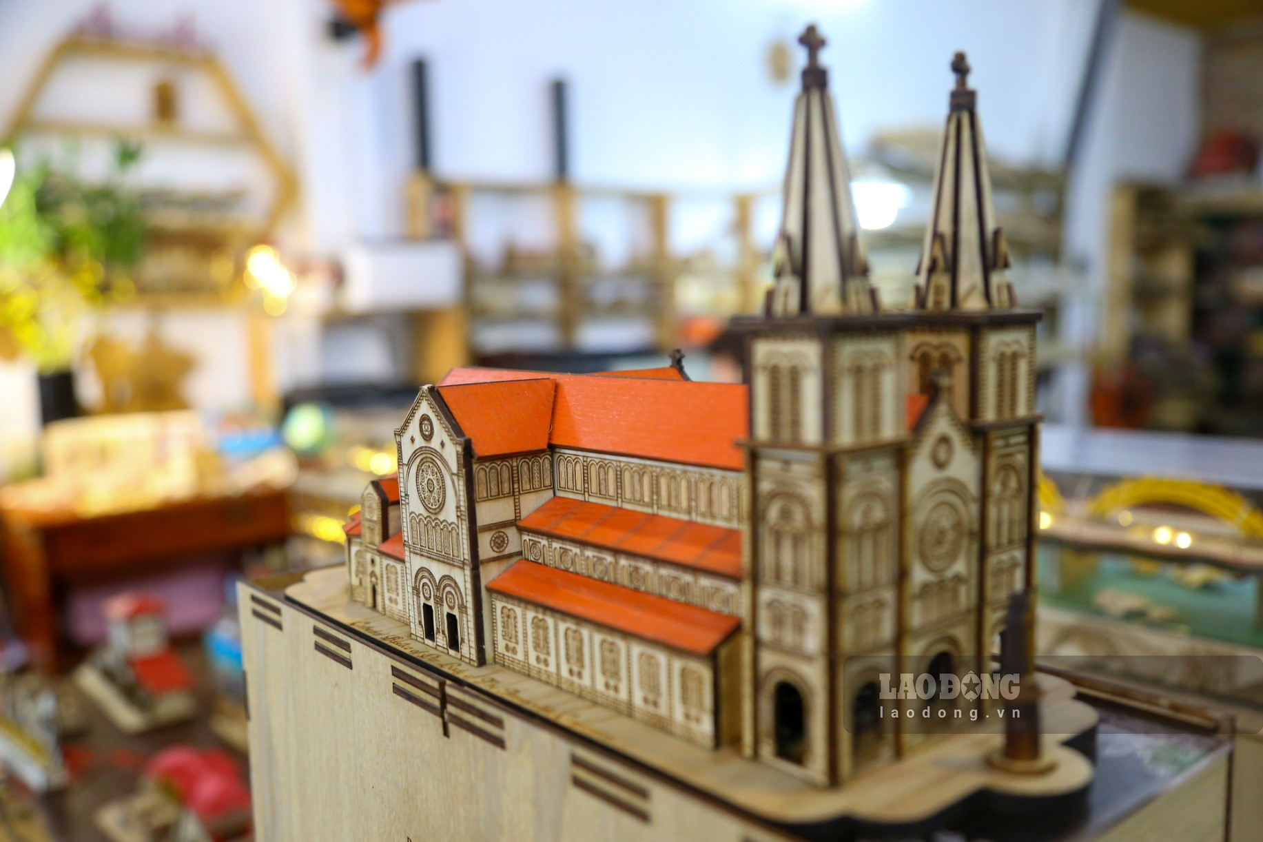 Mô hình nhà thờ Đức Bà và chợ Bến Thành và Dinh  Độc Lập ở TP. Hồ Chí Minh.
