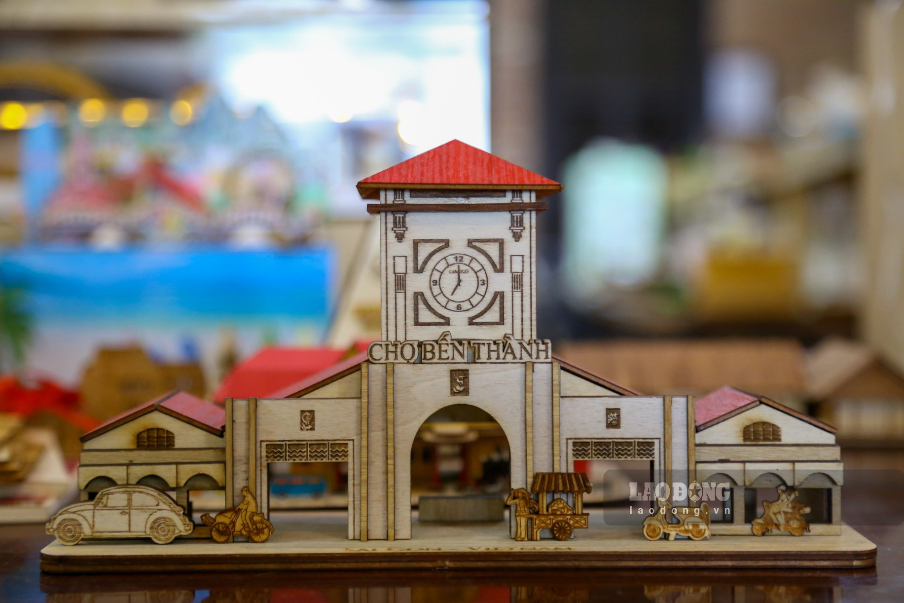 Mô hình nhà thờ Đức Bà và chợ Bến Thành và Dinh  Độc Lập ở TP. Hồ Chí Minh.