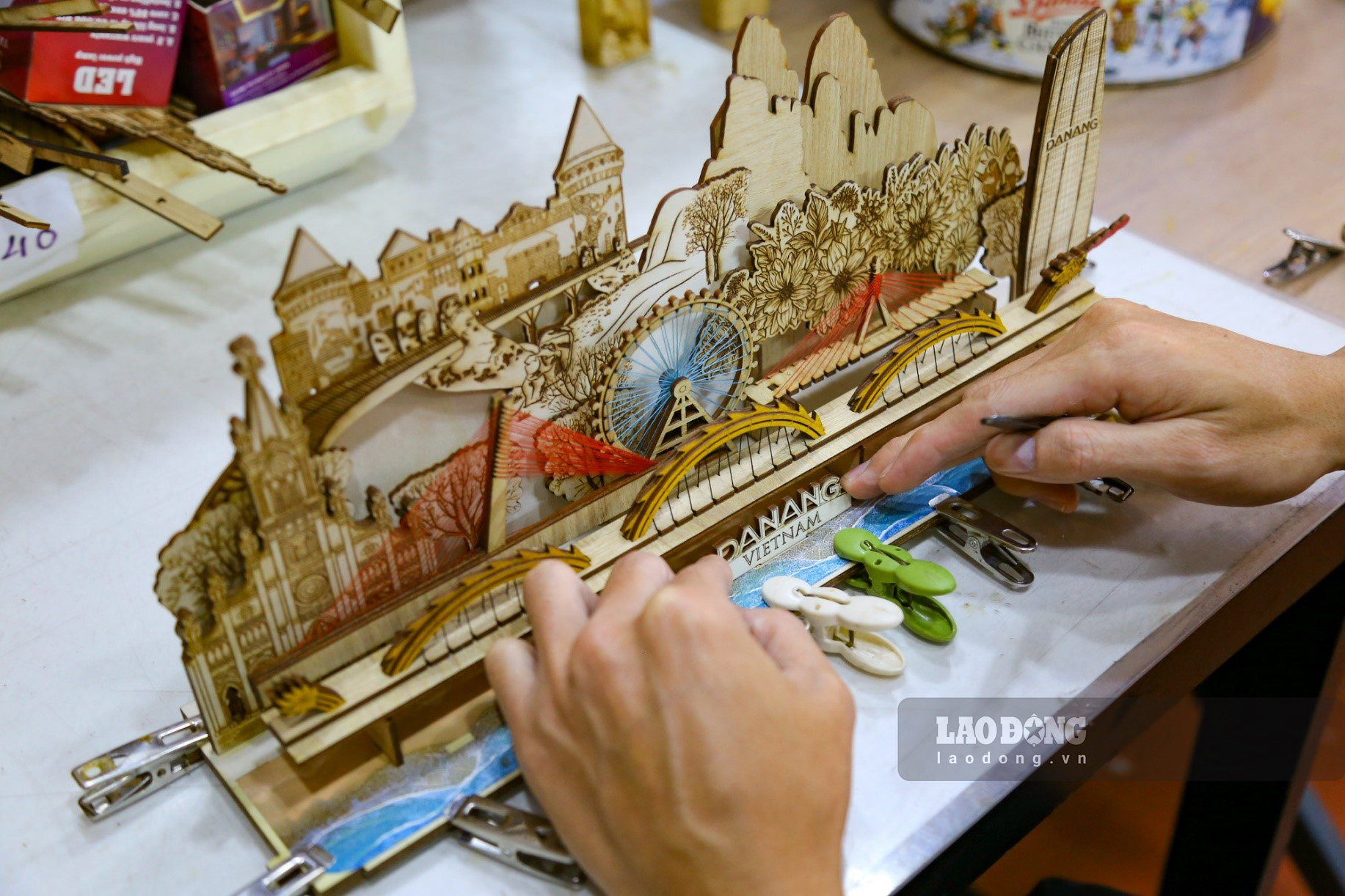 Những mô hình là các sản phẩm 2D hoặc 3D về cầu Rồng, chùa Linh Ứng, cầu Vàng, Bà Nà Hills,… với chất liệu là gỗ tự nhiên được anh Bính lắp ráp từ hàng chục cho đến hàng trăm chi tiết khác nhau.