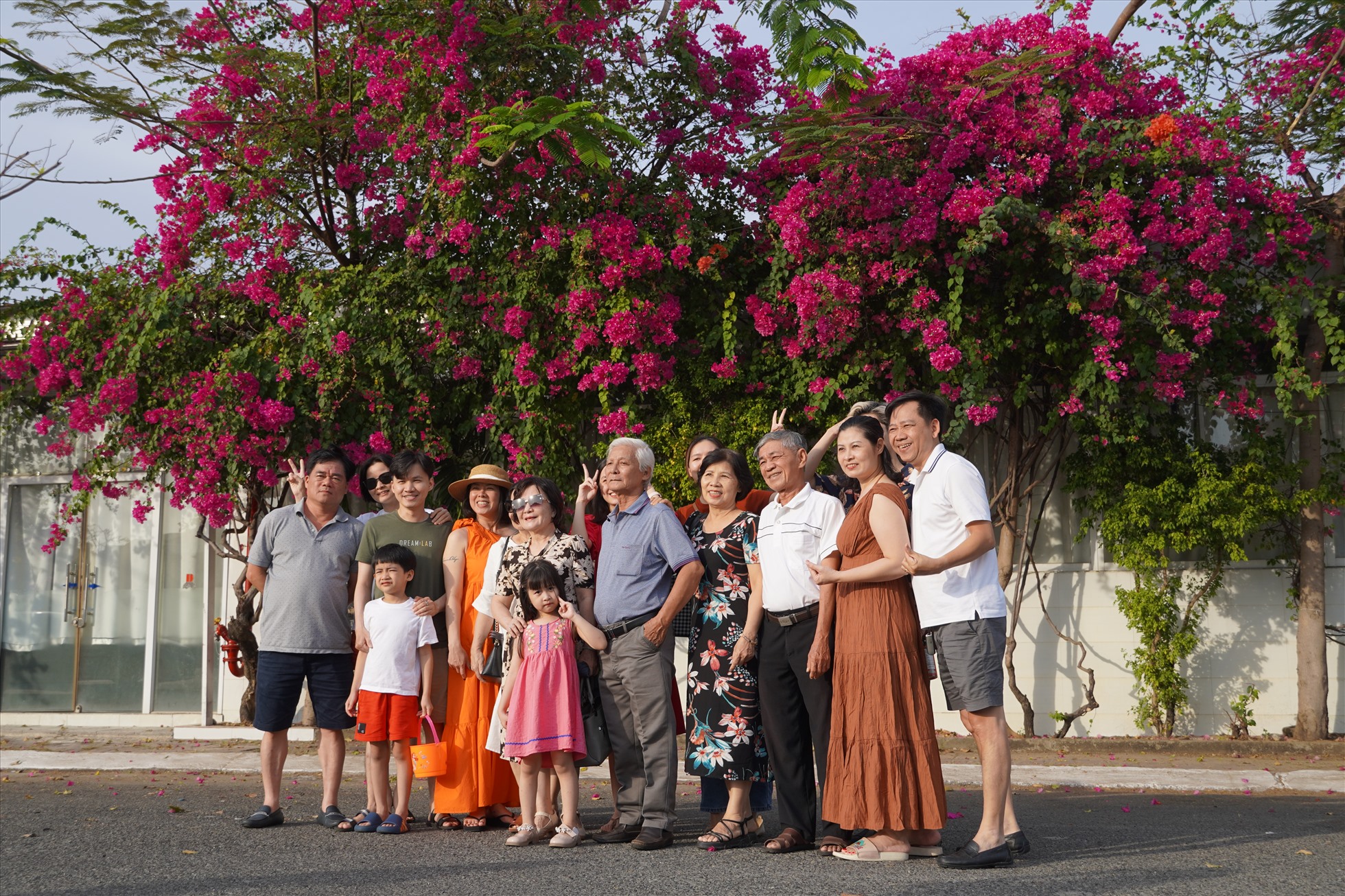 Nên một gia đình du khách đi ngang qua, đã nhanh chóng ghé vào cùng nhau chụp ảnh lưu niệm. Ảnh: Thành An