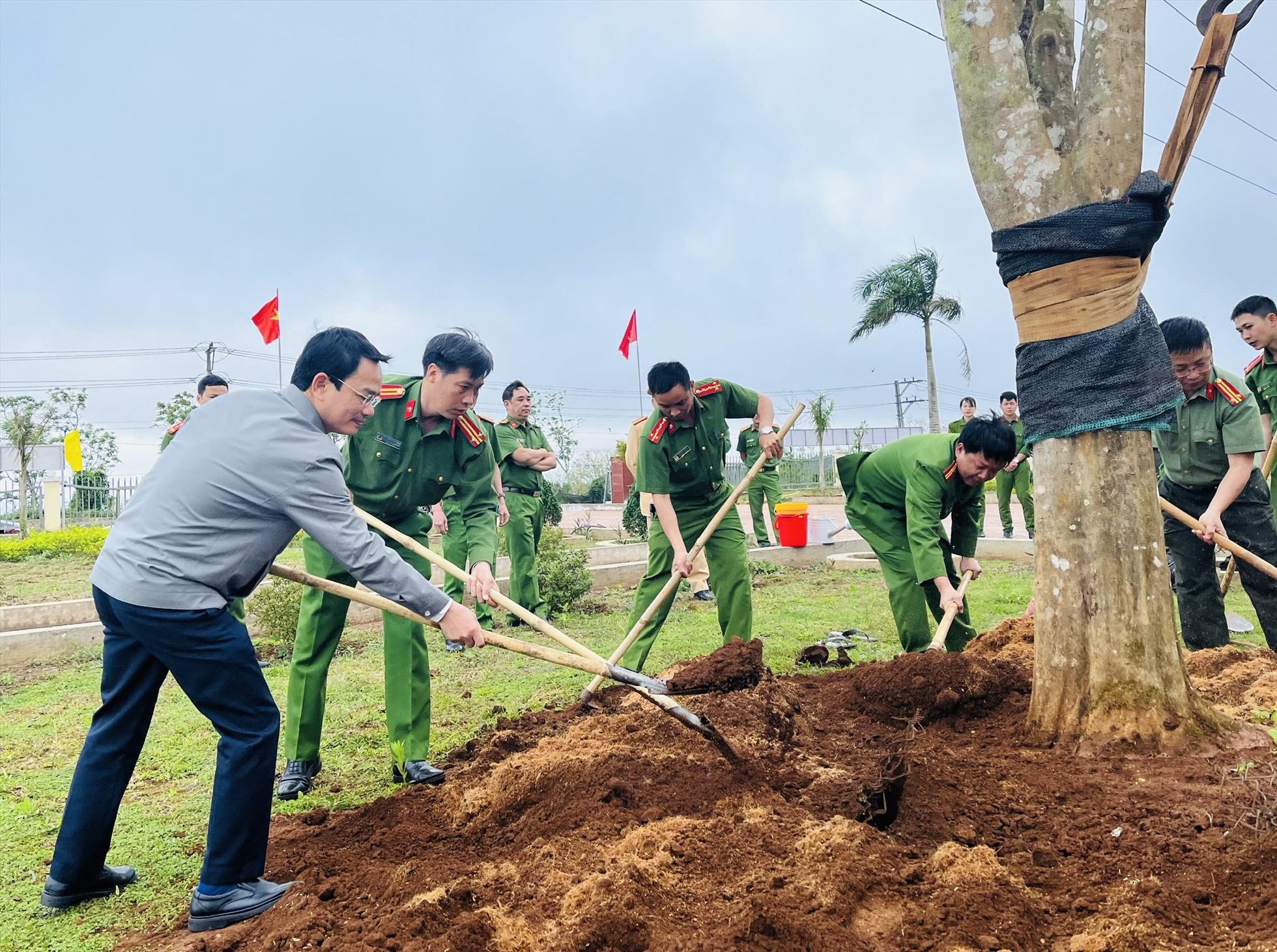 Chủ tịch UBND thị xã Buôn Hồ Đặng Gia Duẫn cùng lực lượng công an trồng cây xanh ở trên địa bàn. Ảnh: Buôn Hồ