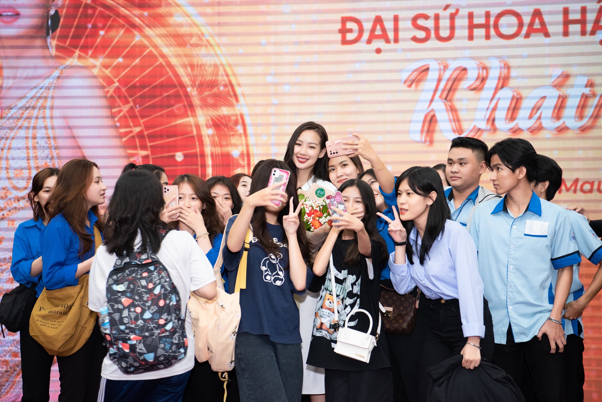 Sự góp mặt của Hoa hậu Bảo Ngọc với vai trò là Đại sứ của tổ chức Hoa hậu Quốc gia Việt Nam đã nhận được sự tiếp nhiệt tình của đại diện tỉnh Đoàn, các bạn Đoàn viên thanh niên. Ảnh: Nhân vật cung cấp.