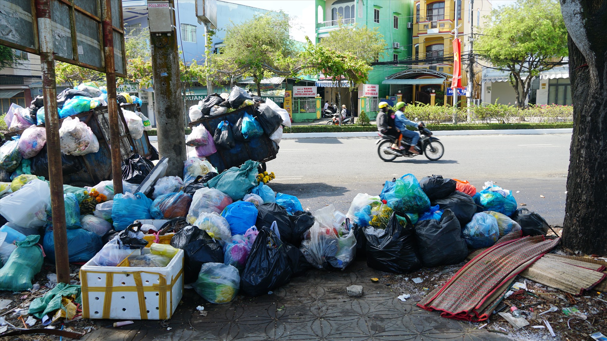 Tình trạng rác thải sinh hoạt trên địa bàn thành phố Cần Thơ. Ảnh: Tạ Quang