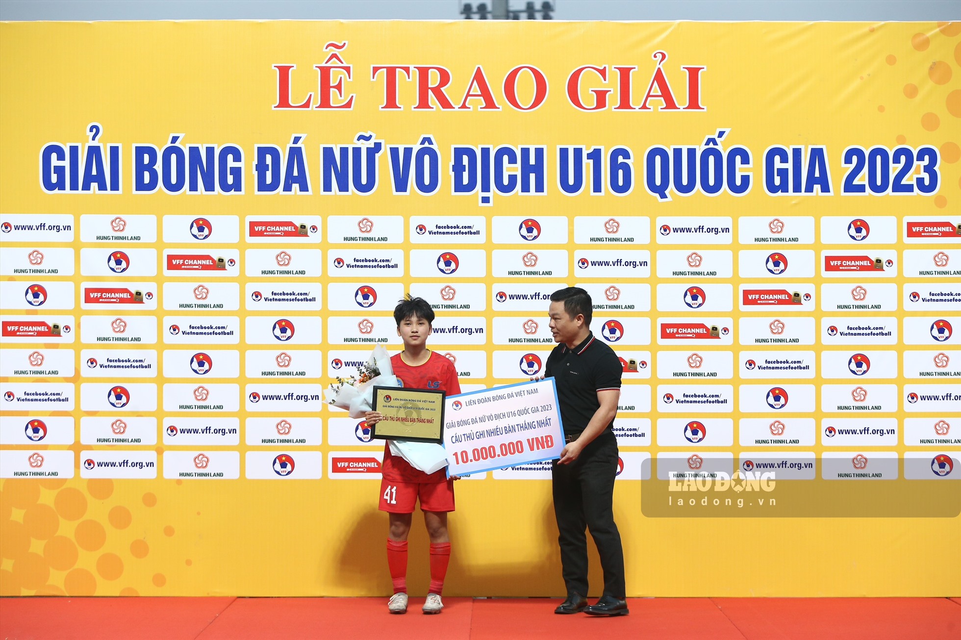 Trương Hoài Trinh (U16 Hà Nội) giành giải thưởng cầu thủ ghi nhiều bàn thắng nhất với 6 bàn. Ảnh: Minh Quân