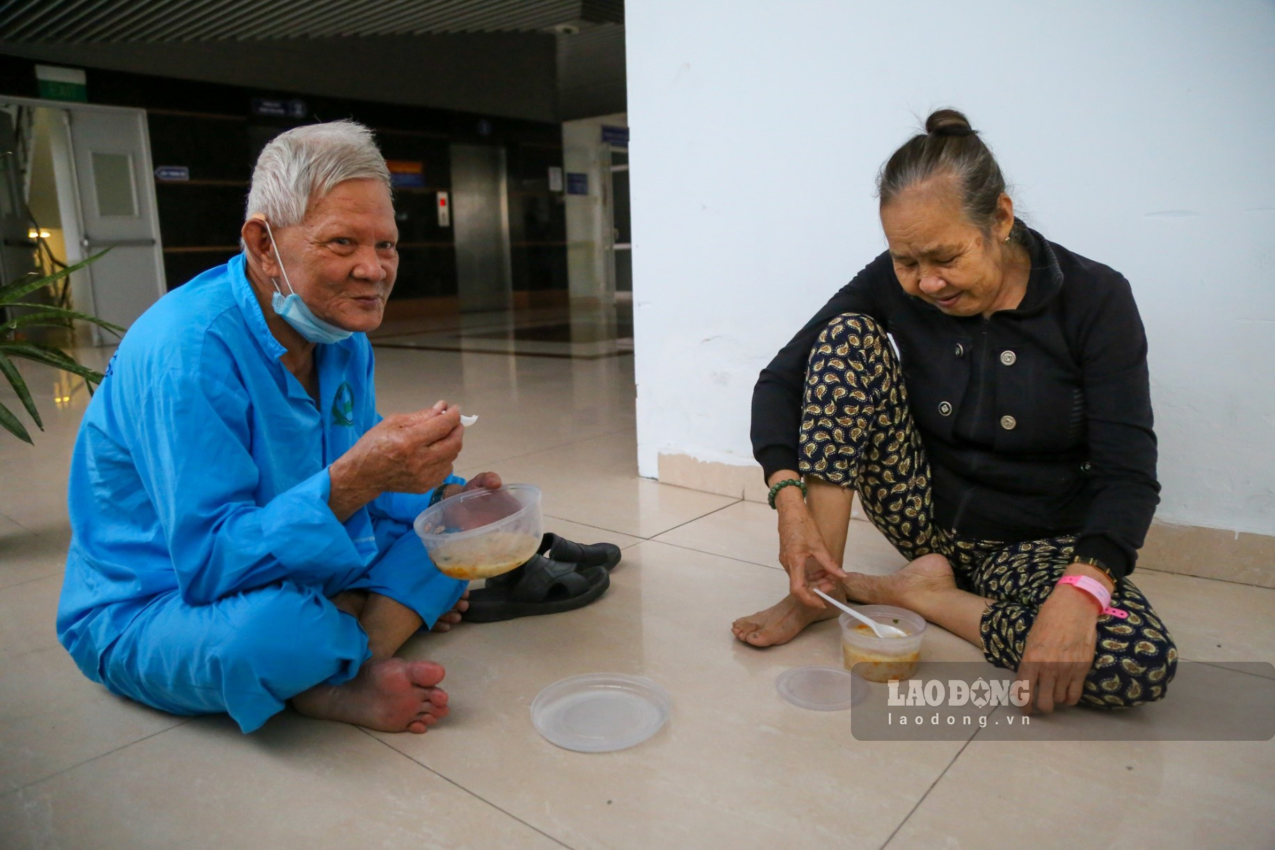 Còn đối với cặp vợ chồng ông Phạm Cường và Bà Mai Thị Bông đến từ Quảng Ngãi, những suất cháo này khiến họ cảm thấy ấm lòng khi phải điều trị bệnh ở nơi đất khách quê người.