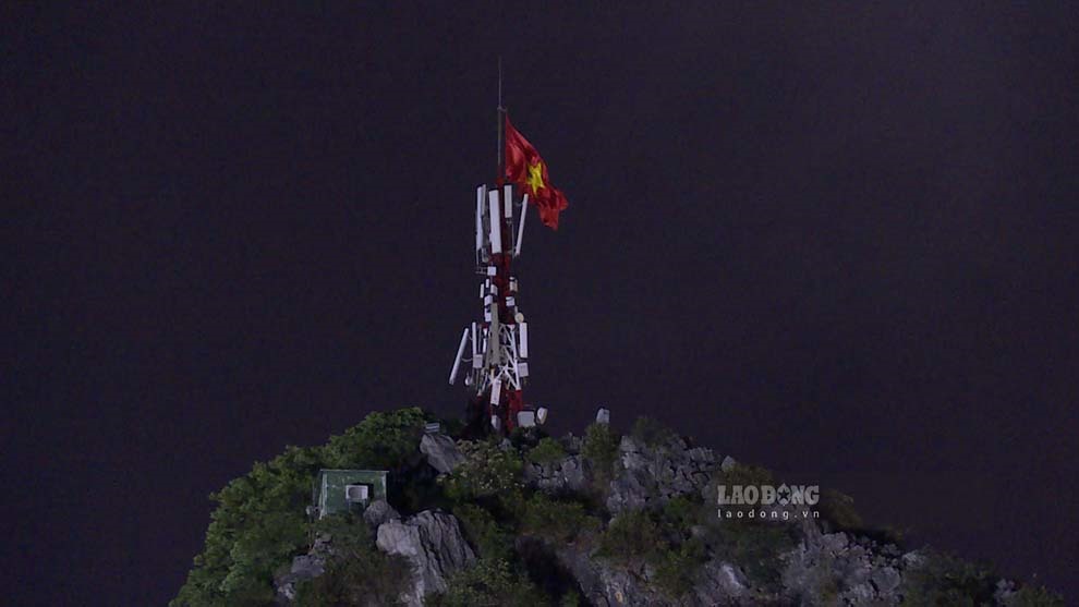 Trên đỉnh núi Bài Thơ là cột cờ, đây cũng là điểm xuất hiện nhiều trong những bức ảnh của du khách leo núi ngắm vịnh Hạ Long. Ảnh: Đoàn Hưng