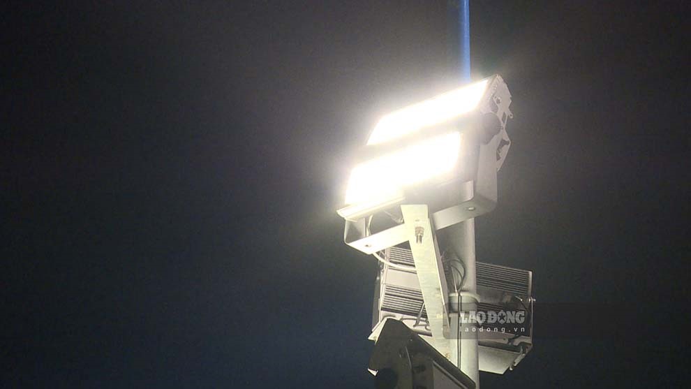 Núi Bài Thơ được chiếu sáng bằng 227 bóng đèn led công suất từ 200 đến 580 W, gắn trên 54 cột thép cao khoảng 25 m. Ảnh: Đoàn Hưng