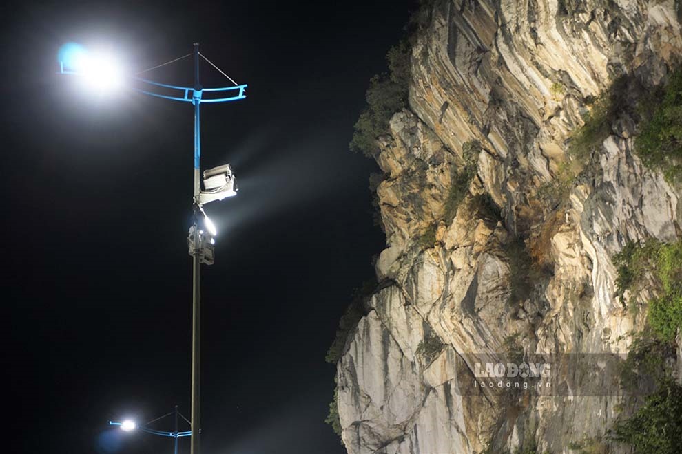Núi Bài Thơ được chiếu sáng bằng 227 bóng đèn led công suất từ 200 đến 580 W, gắn trên 54 cột thép cao khoảng 25 m. Ảnh: Đoàn Hưng
