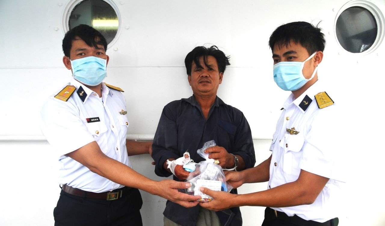 Tổ quân y Tàu 269 (Vùng 2 Hải quân) cấp phát thuốc cho ngư dân bị nạn. Ảnh: Hải quân cung cấp