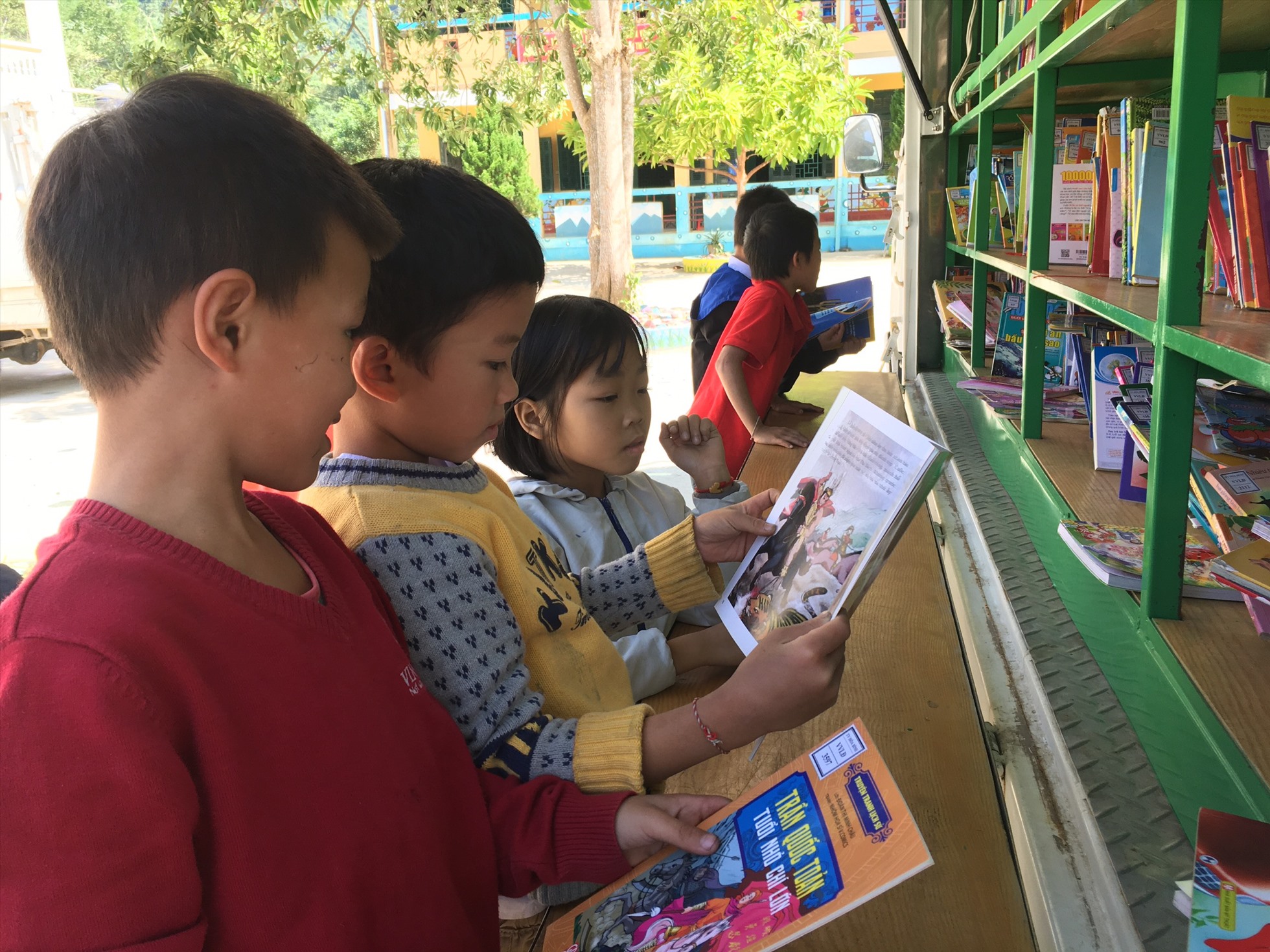 Các em học sinh chăm chú đọc sách.