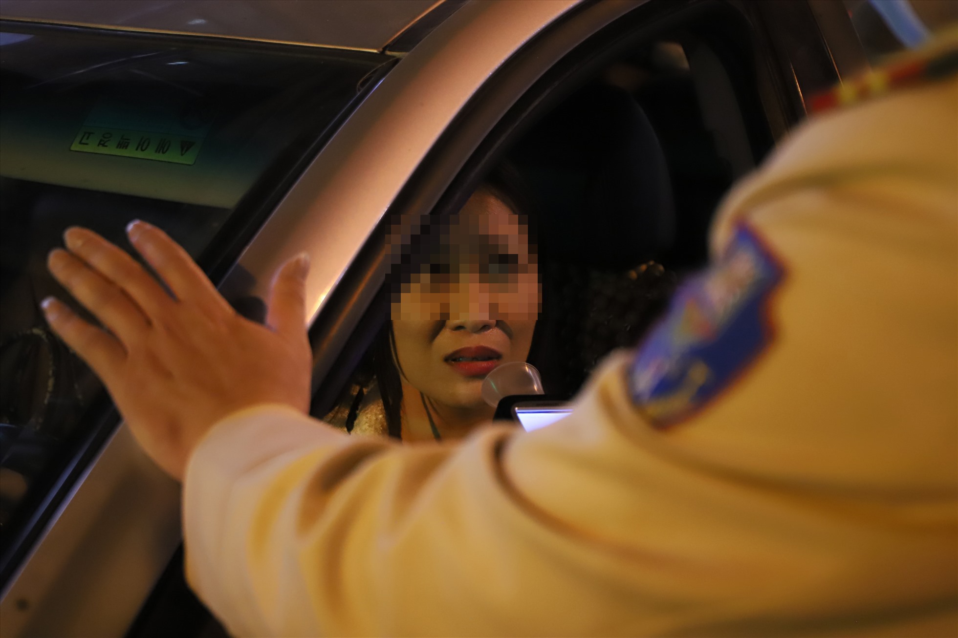 Cảnh sát kiểm tra nồng độ cồn với tài xế nữ giới. Ảnh: