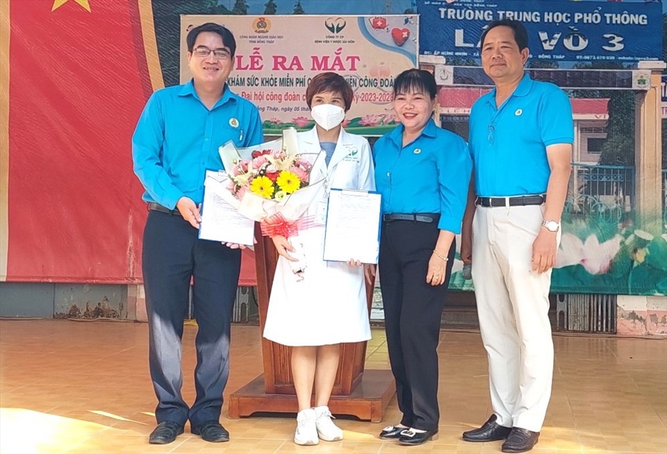 Trao bản thoả thuận hợp tác triển khai chương trình khám sức khỏe miễn phí cho đoàn viên ngành giáo dục Đồng Tháp. Ảnh: Phan Khuyên